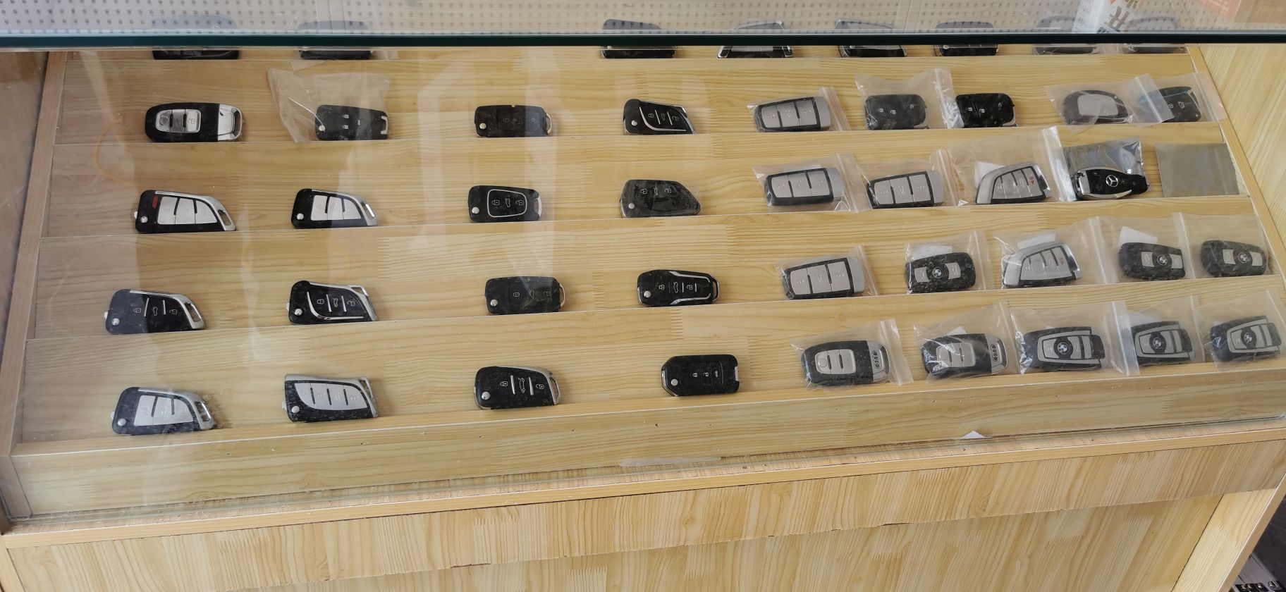 固安年轻人开锁换锁指纹锁配汽车钥匙