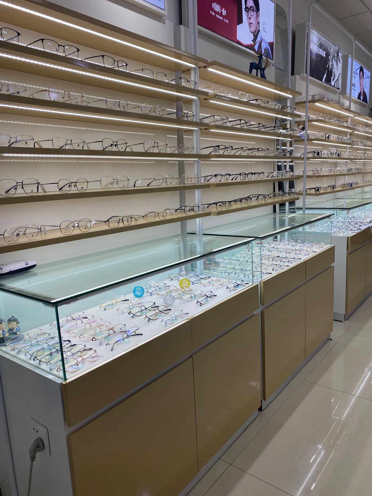 蔡依明眼镜(湘潭岳塘万达广场店)