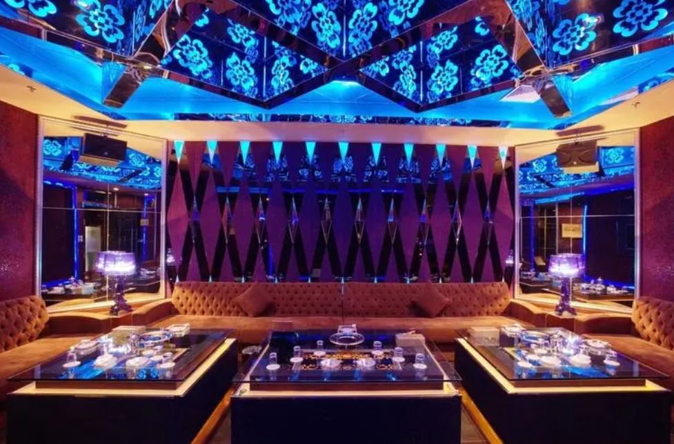 FOUR SEASONS CLUB