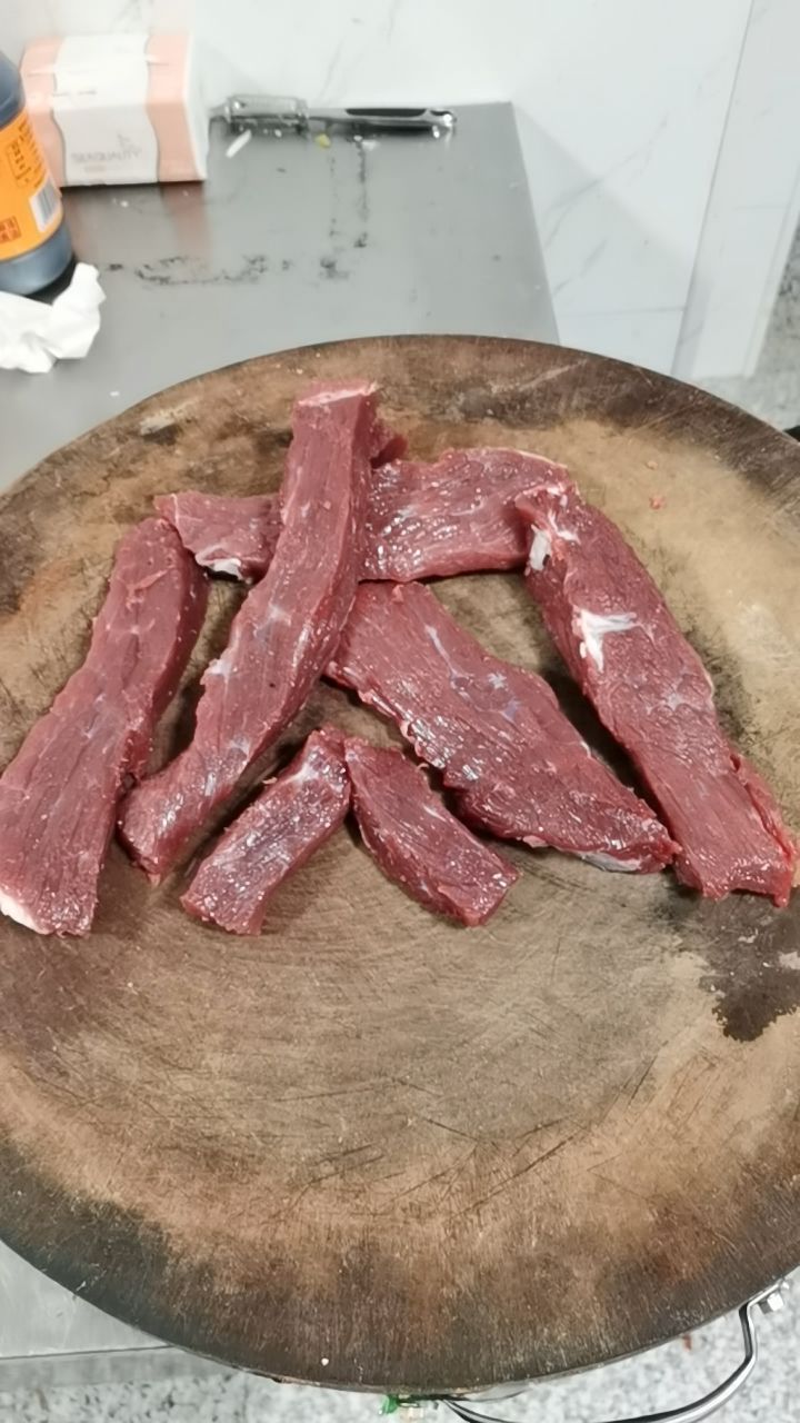 挝冈及凤眨干锅牛肉