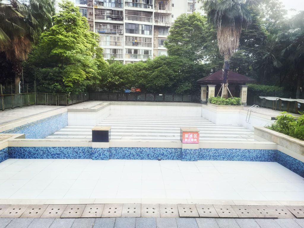 眇南蓝蔚体育连锁奥城花园内双游泳池
