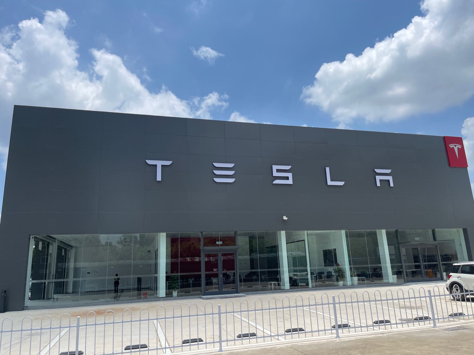 特斯拉(南宁兴宁特斯拉中心)