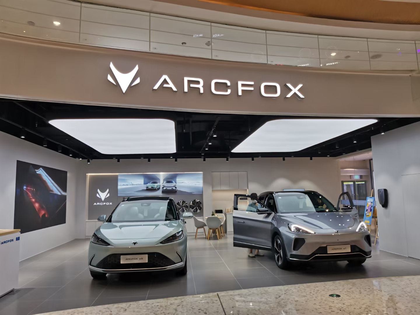 ARCFOX极狐空间珠海奥园广场