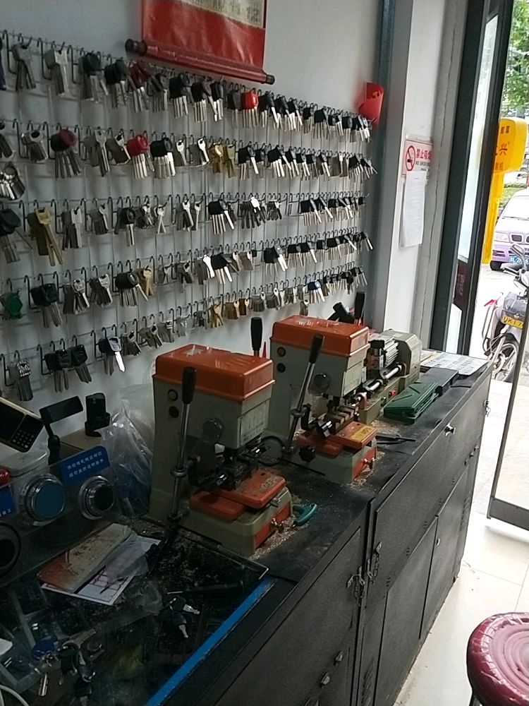 雨新家政汽车钥匙开锁