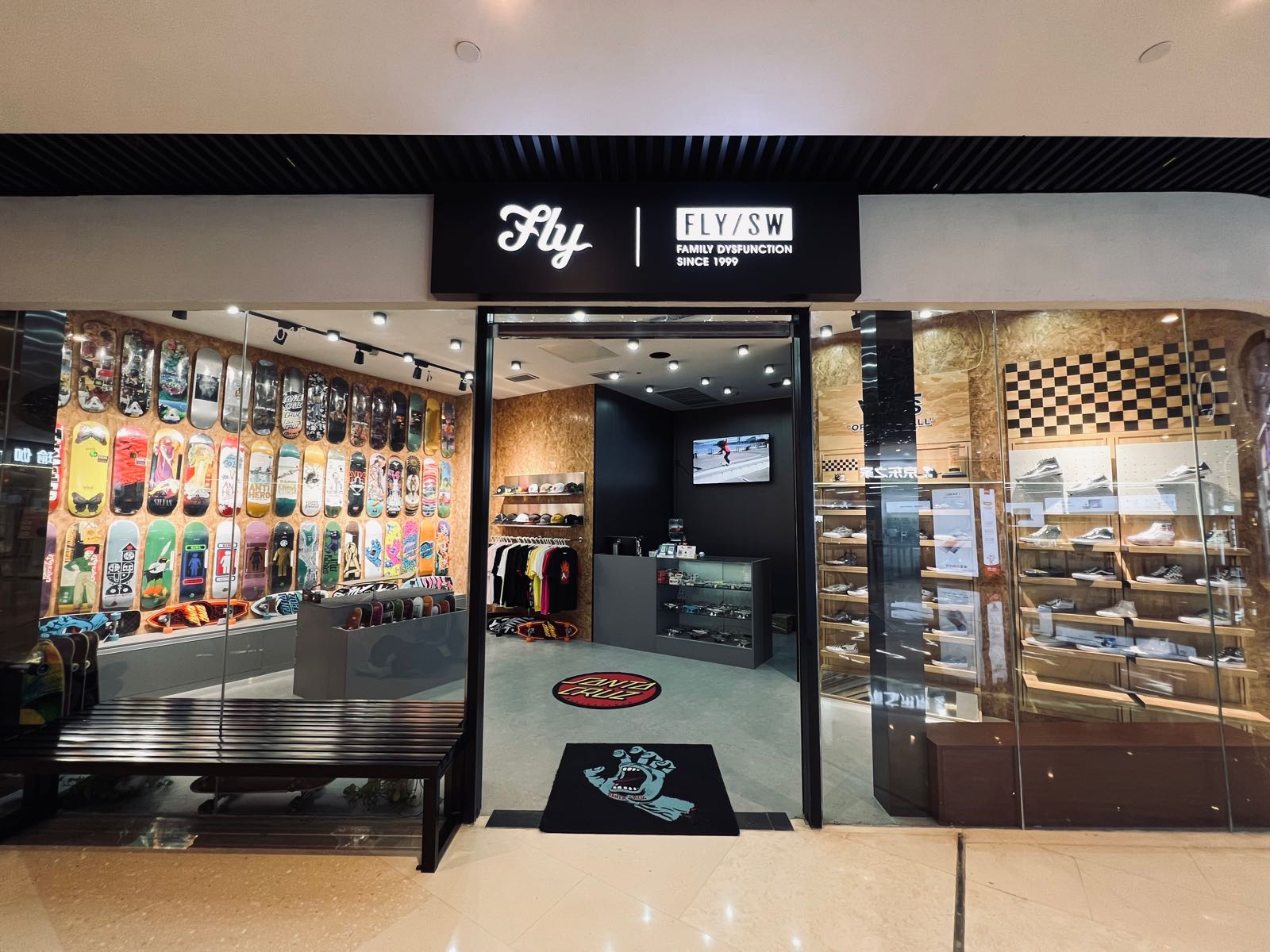 FLY郑州滑板店(花园路万达坊店)