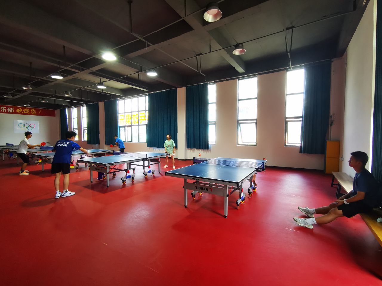 学运唁虹乒乓球俱乐部
