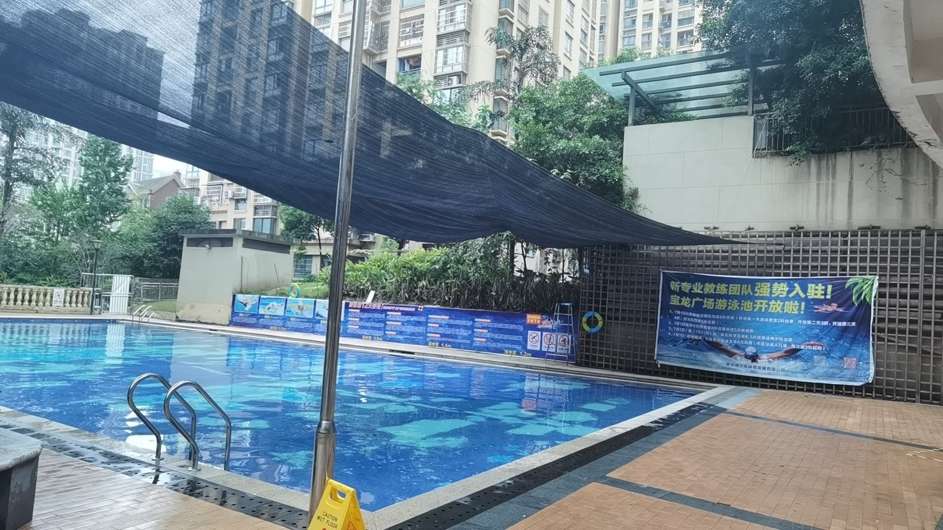 包龙广场-游泳池