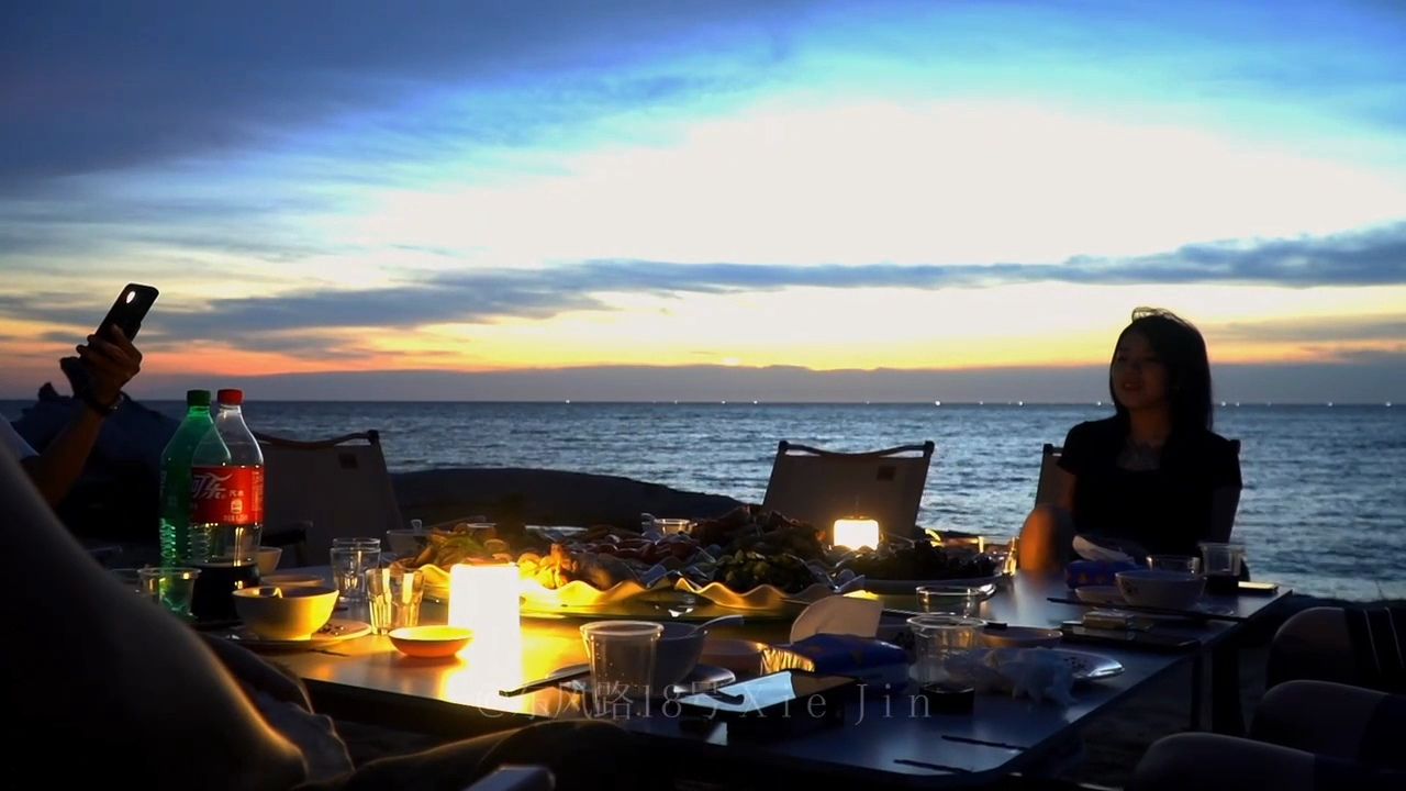 在海边饮食