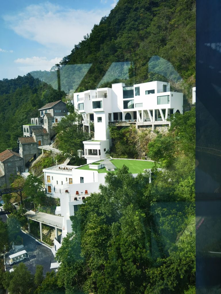 那云度假村悬崖上的天空之城停车场
