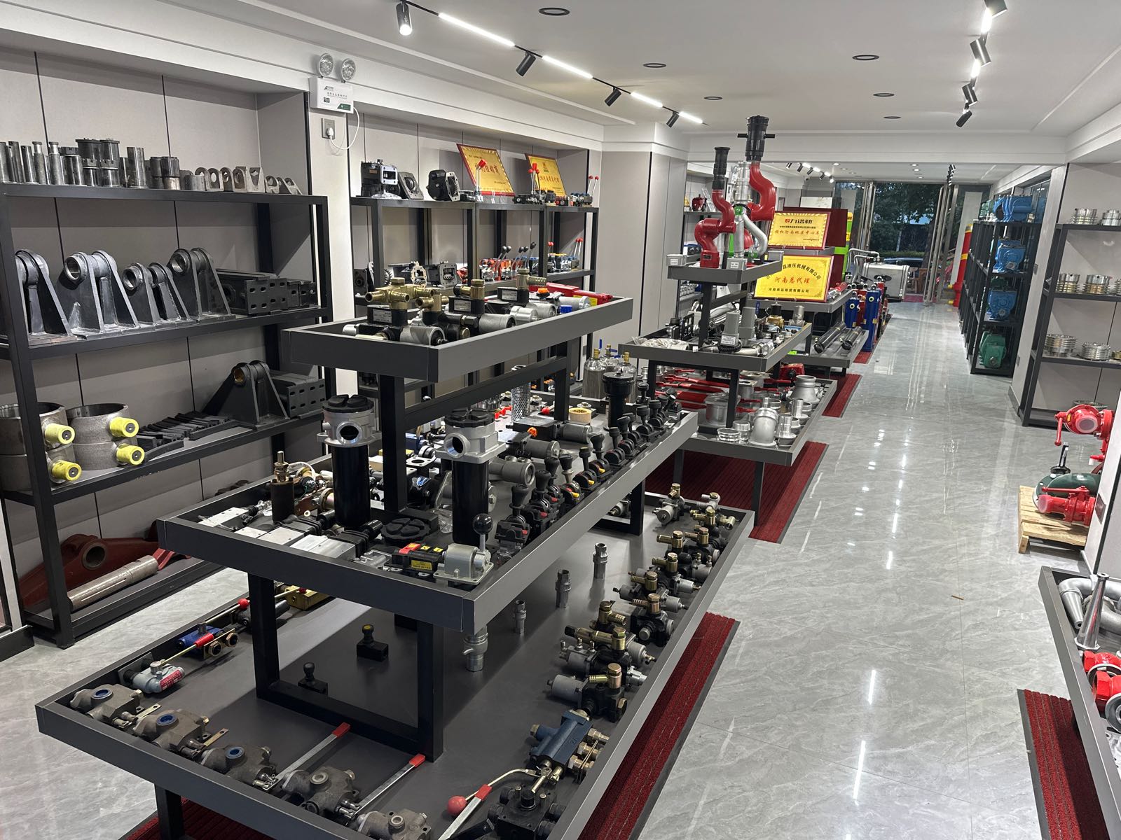 锐兴液压(汽贸园8号院店)