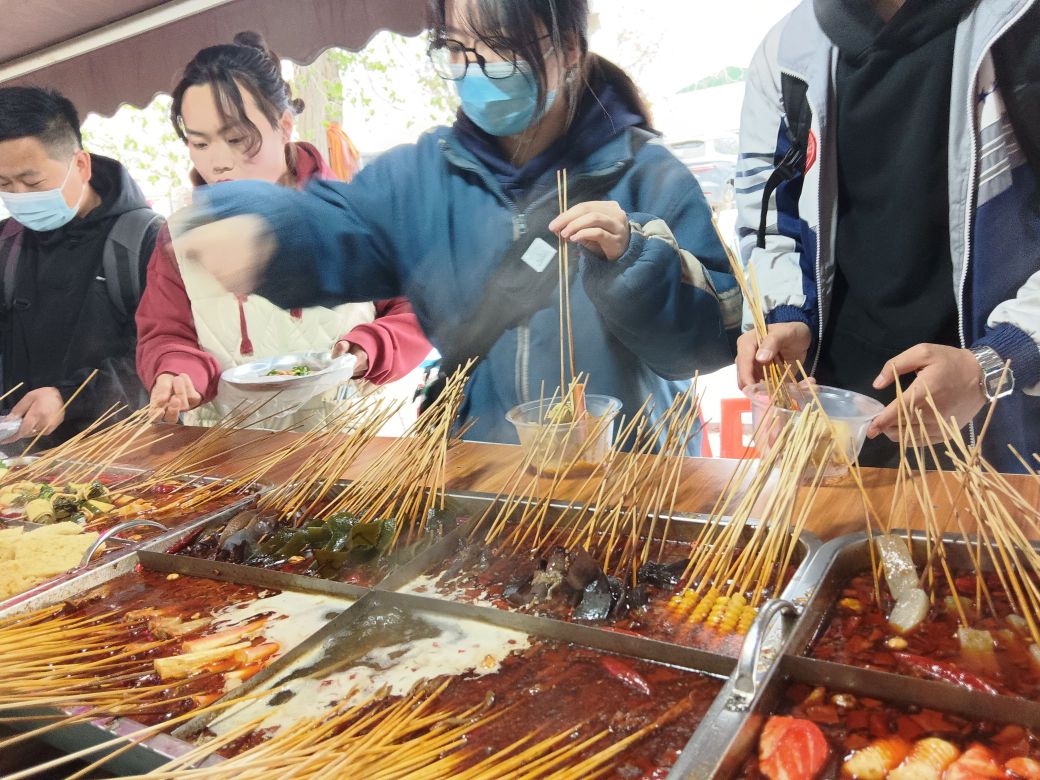 头屯河区玉龙串串火锅店(机务段西街店)