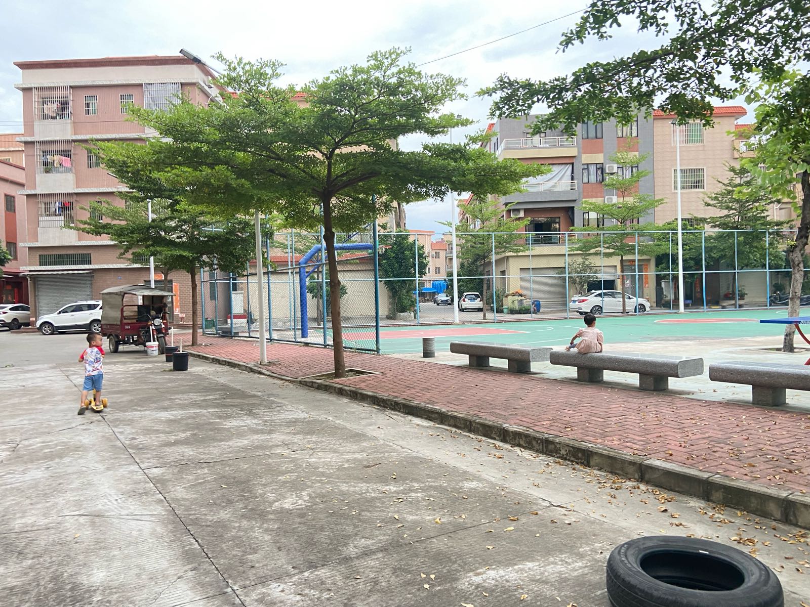 南华新村篮球场