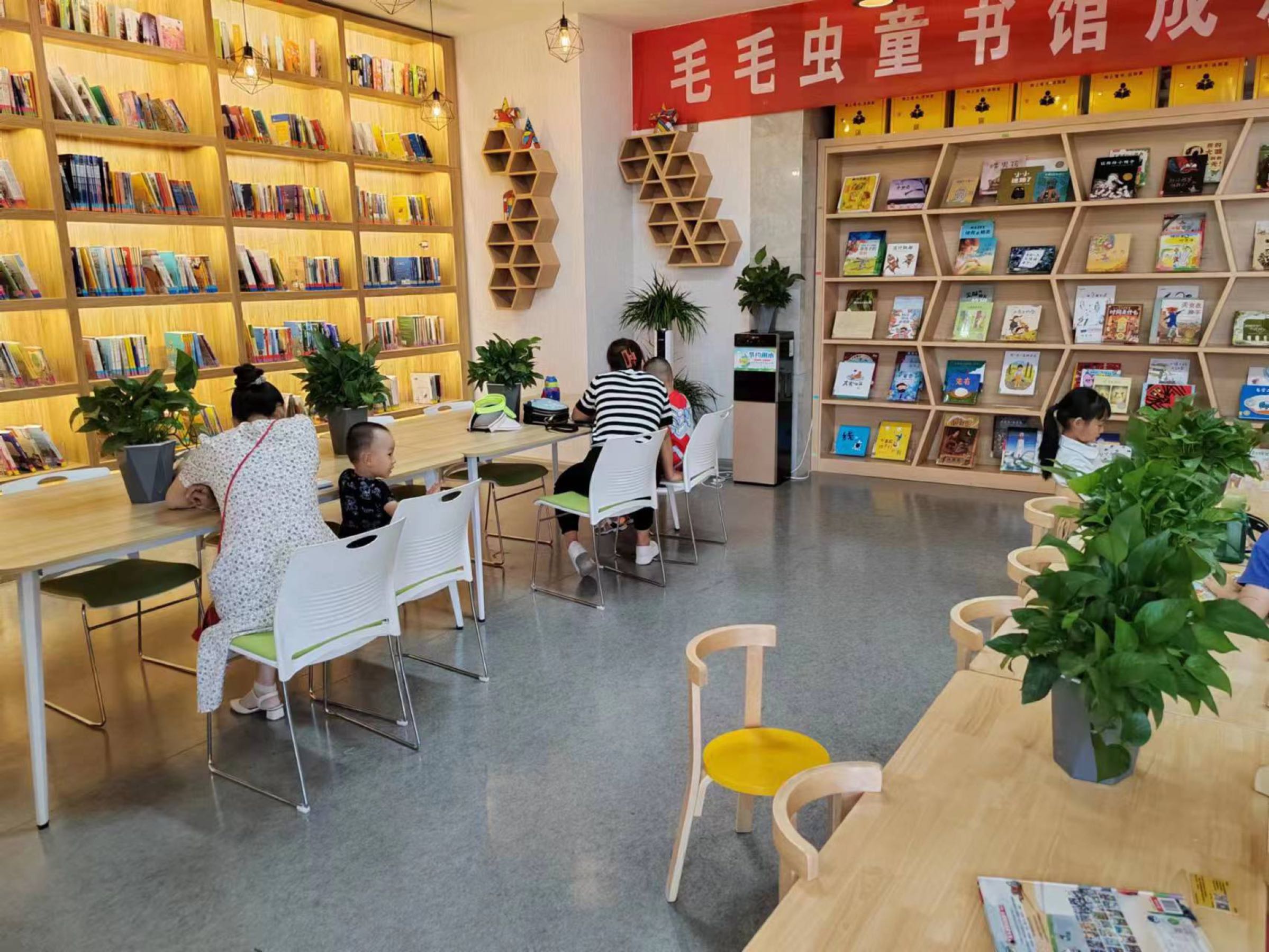 毛毛虫童书馆(钟鼓楼店)