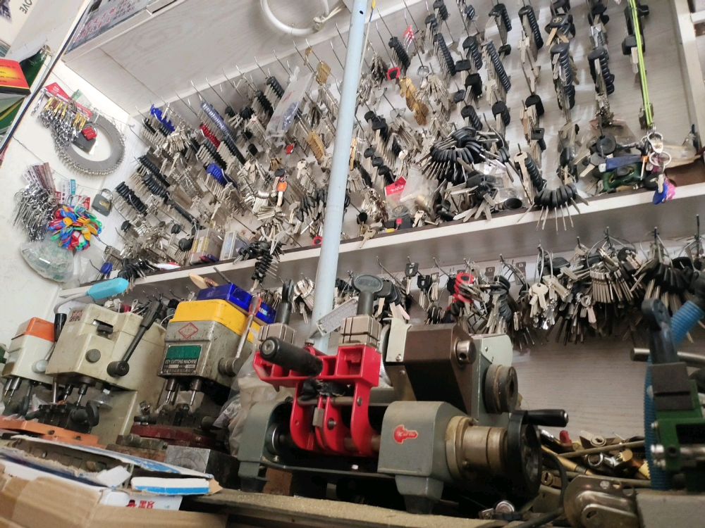 小韩开锁换锁芯修锁配钥匙