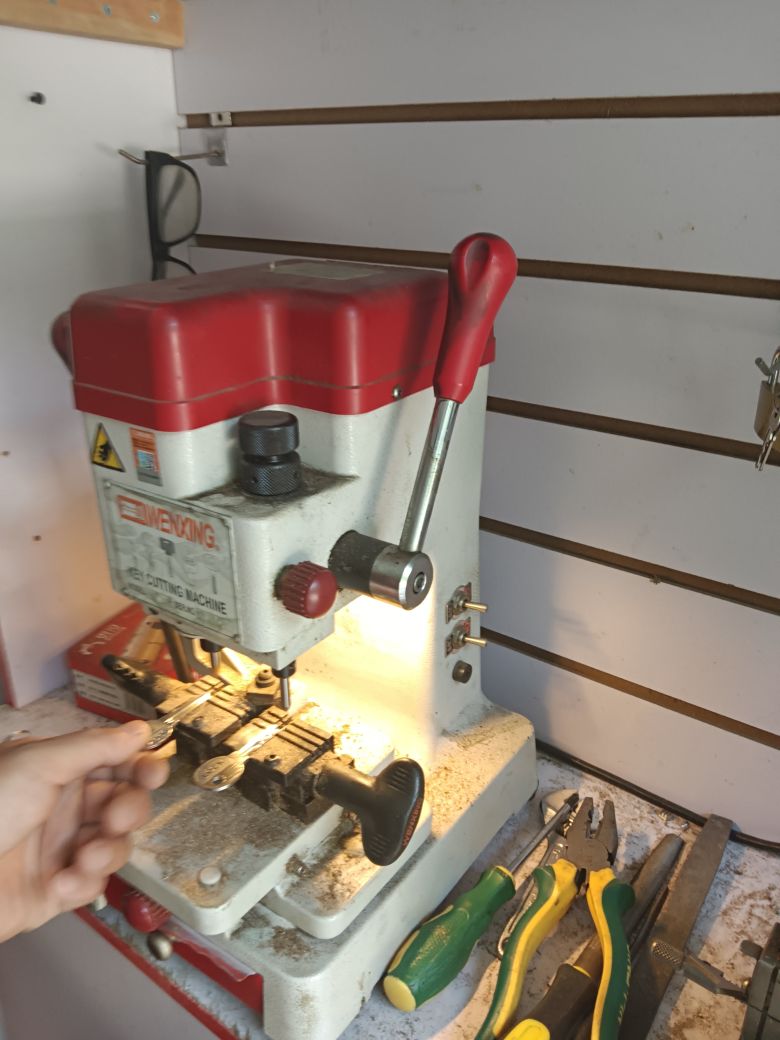 维忠开锁换锁芯配钥匙