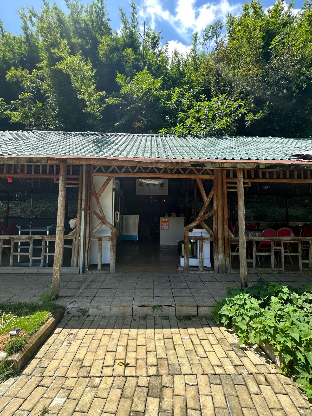 仙鹿湖度假村内农家乐餐厅