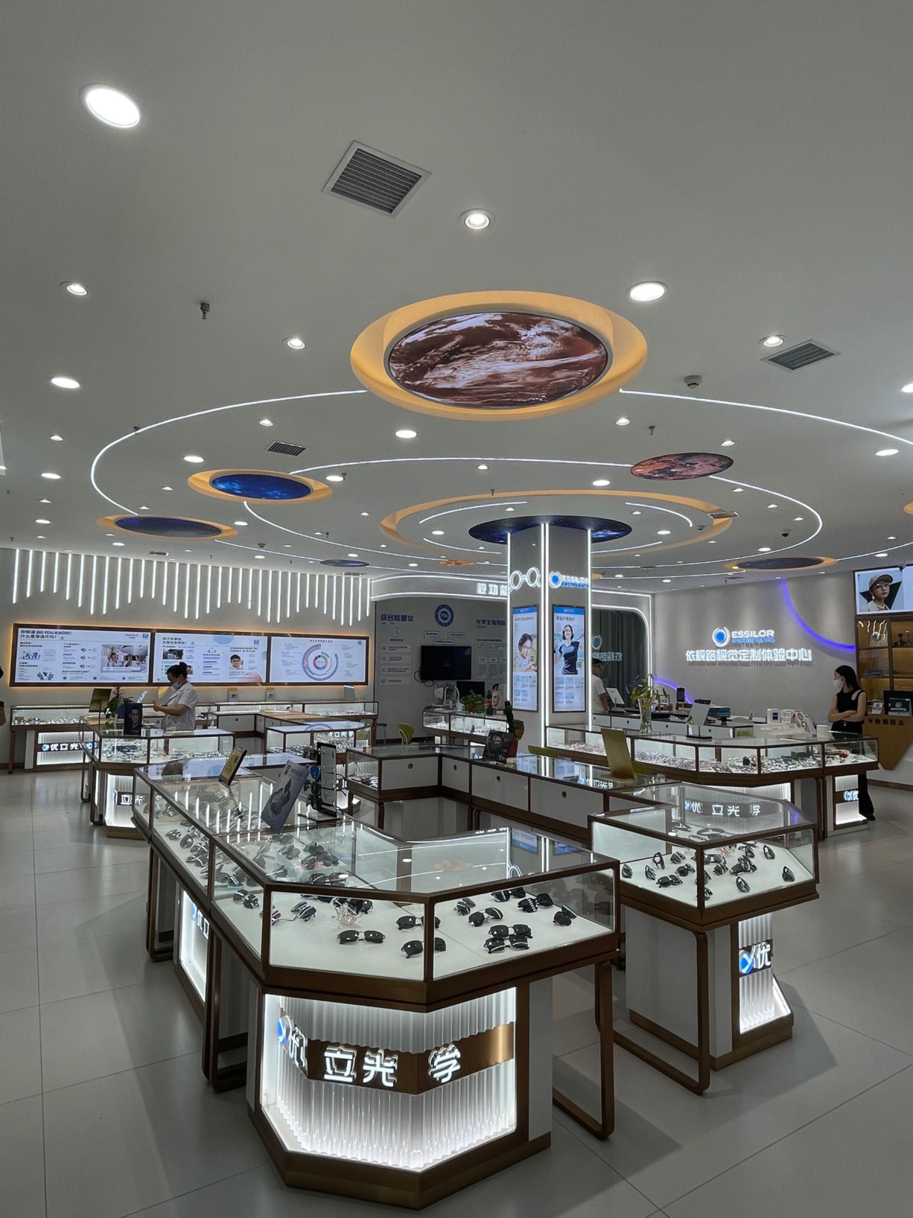 依视路视觉定制中心(建发东方红广场店)