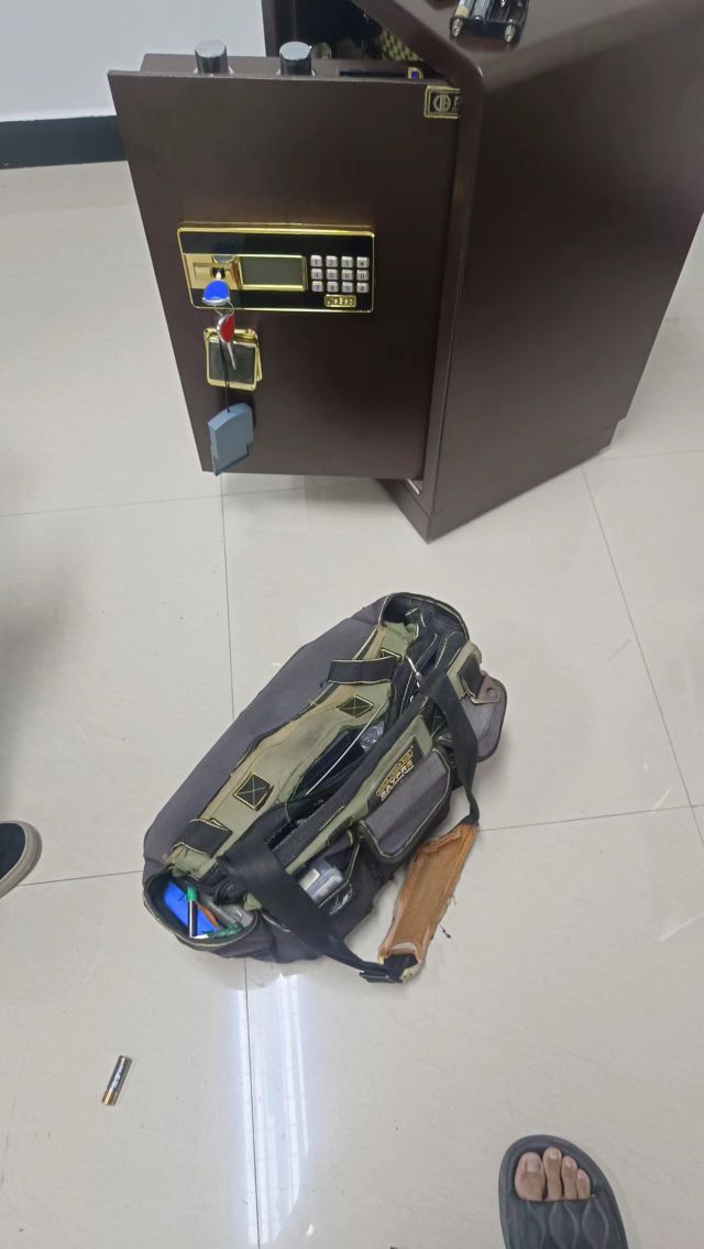 专业开锁换锁(凤凰大道店)