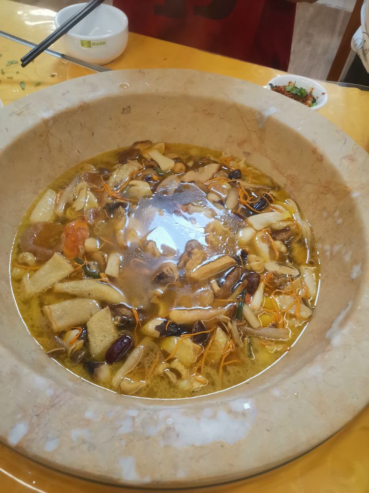 云南野生菌石锅鱼