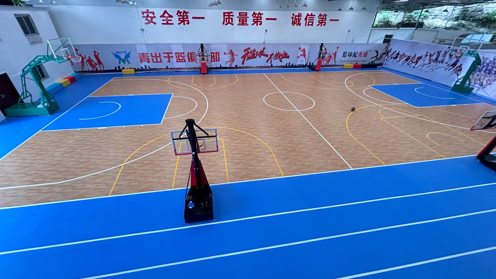 星捧月篮球俱乐部