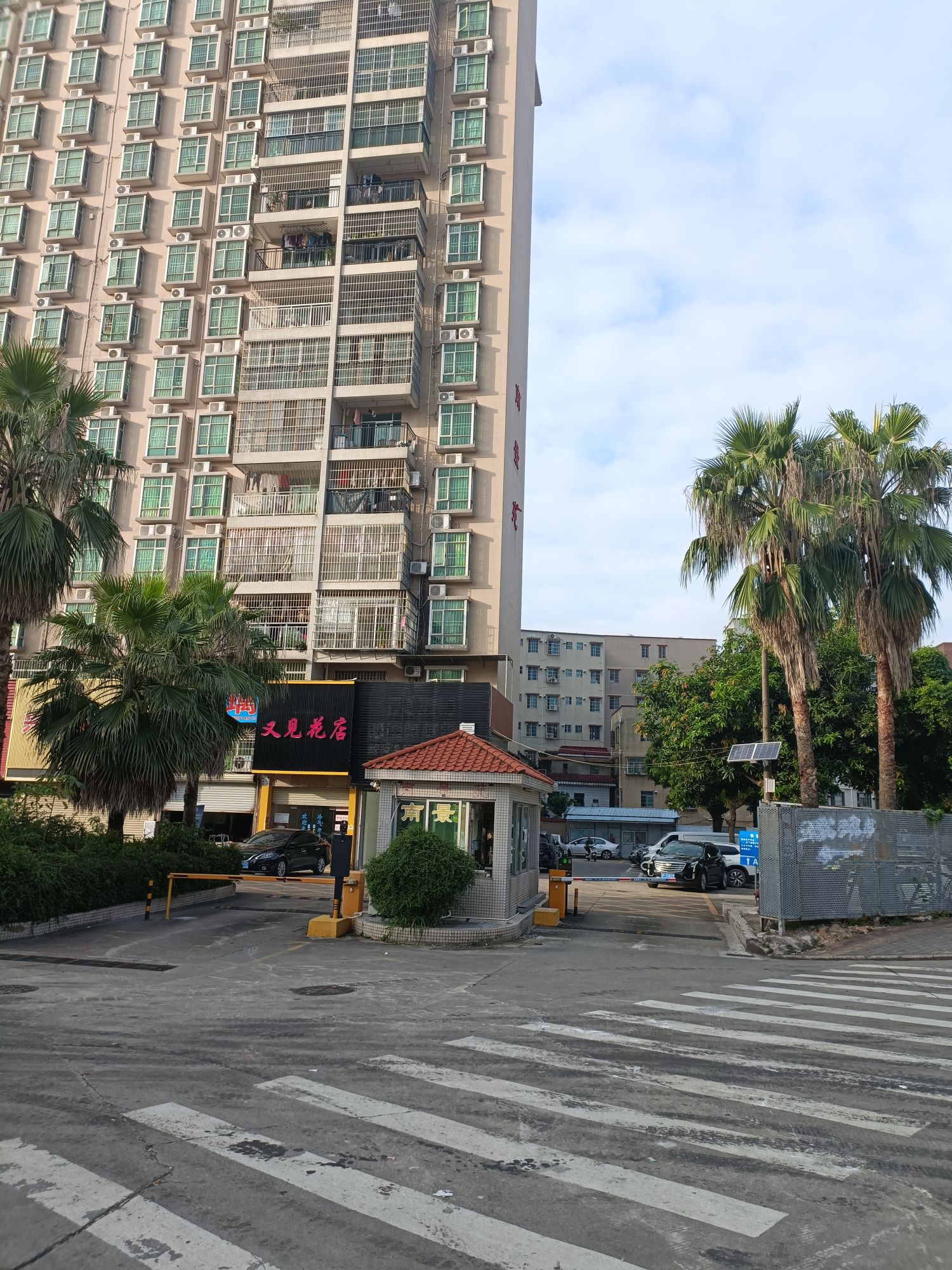 南景苑停车场-出入口