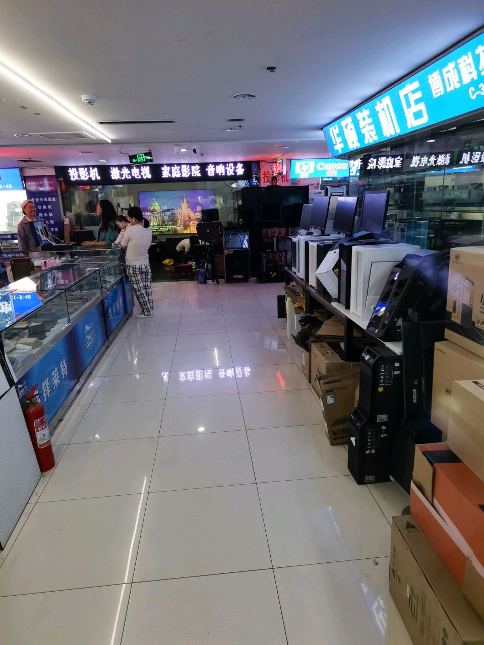 华硕玩家国度装机店(王府商业步行街店)