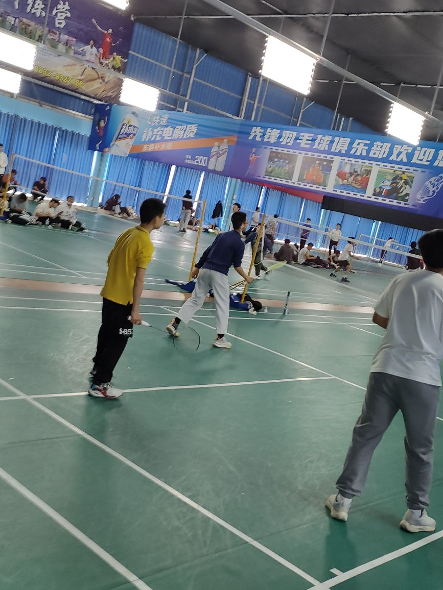 先锋羽毛球青少儿培训