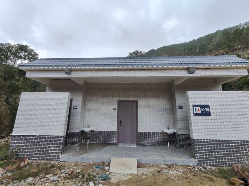 广东省高州市云潭镇新华村三官山4号旅游公厕(坪河)