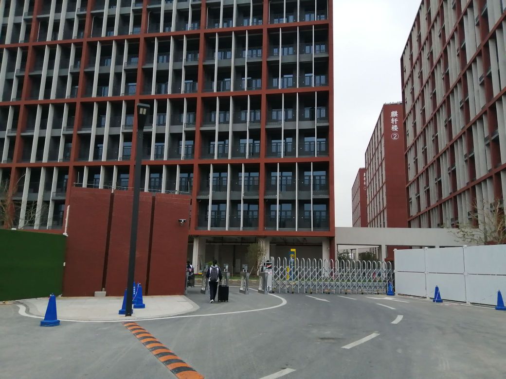 珠海市麒麟中学-东门