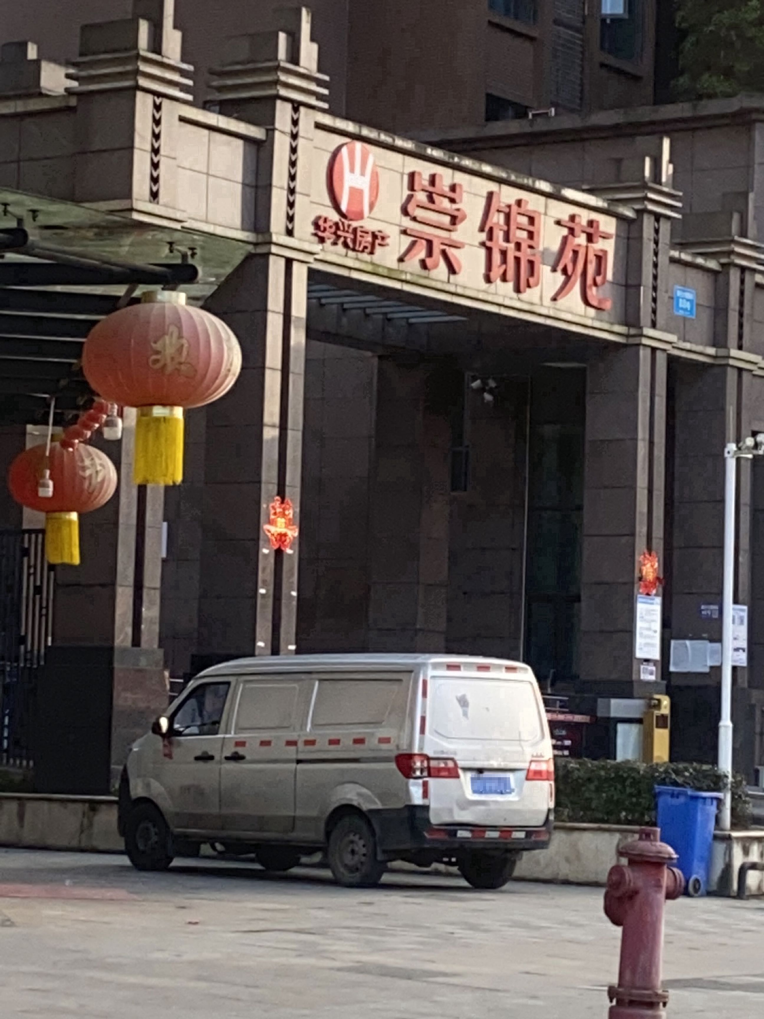 华兴崇锦苑停车场-出入口