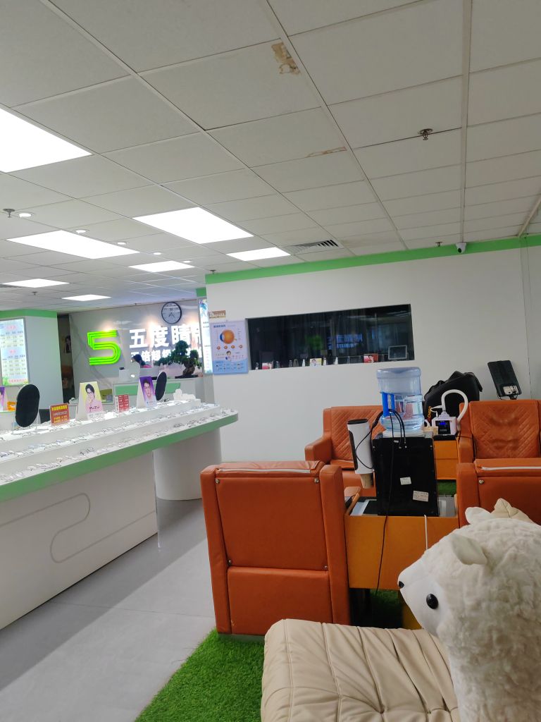 五度睛制·蔡司依视路折扣店
