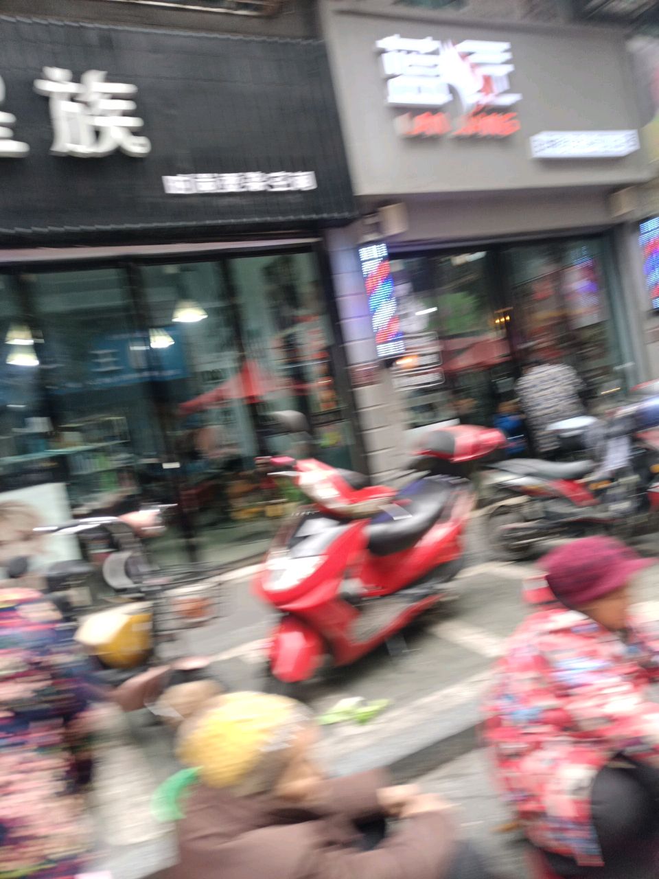 蓝匠潮牌烫染美发店(城东市场店)