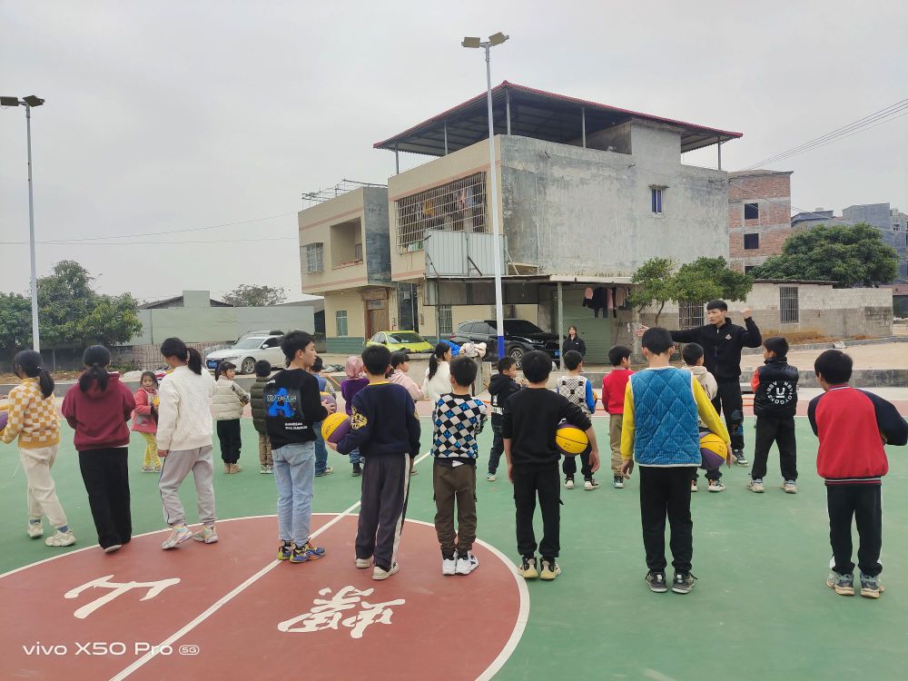 新塘镇螺山篮球场