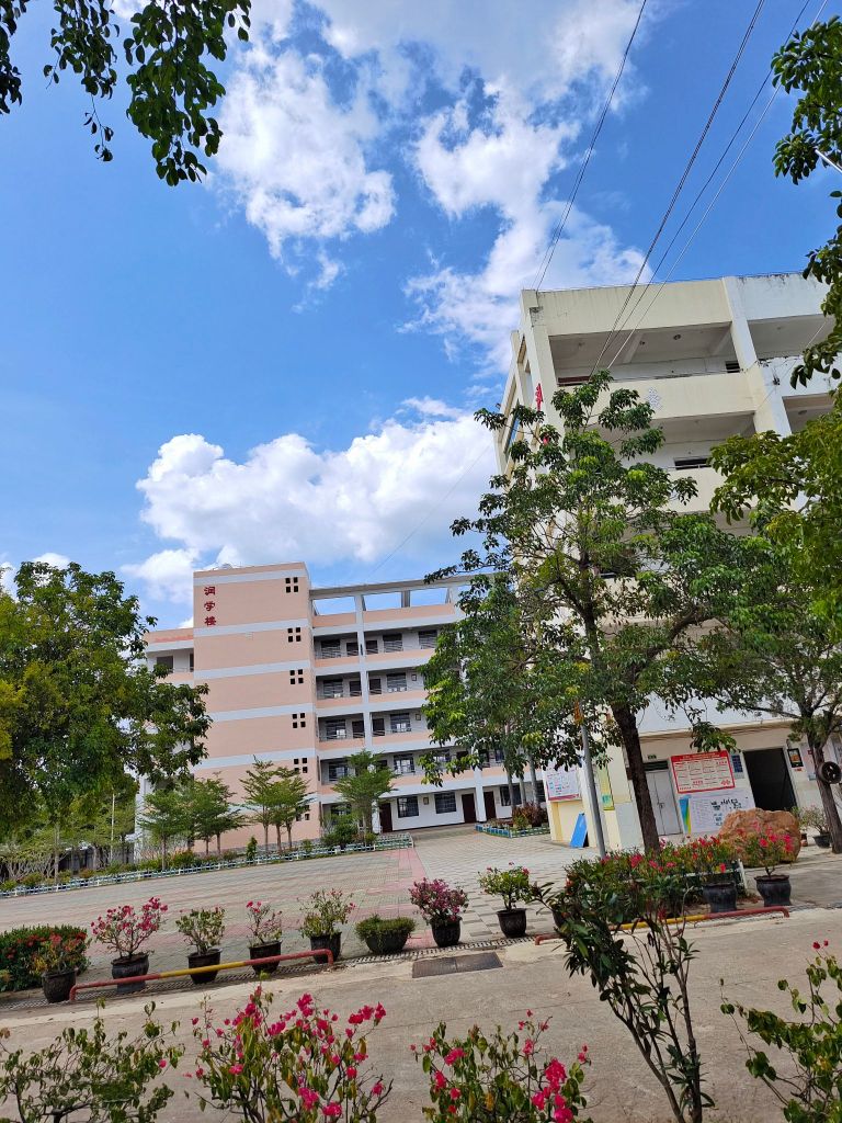 白沙黎族自治县七坊中学-西门