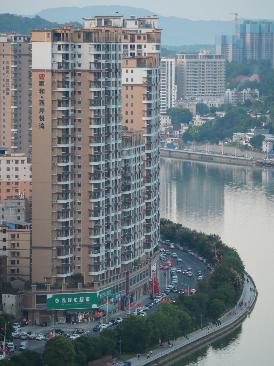 老隆镇沿江路西岸悦湾