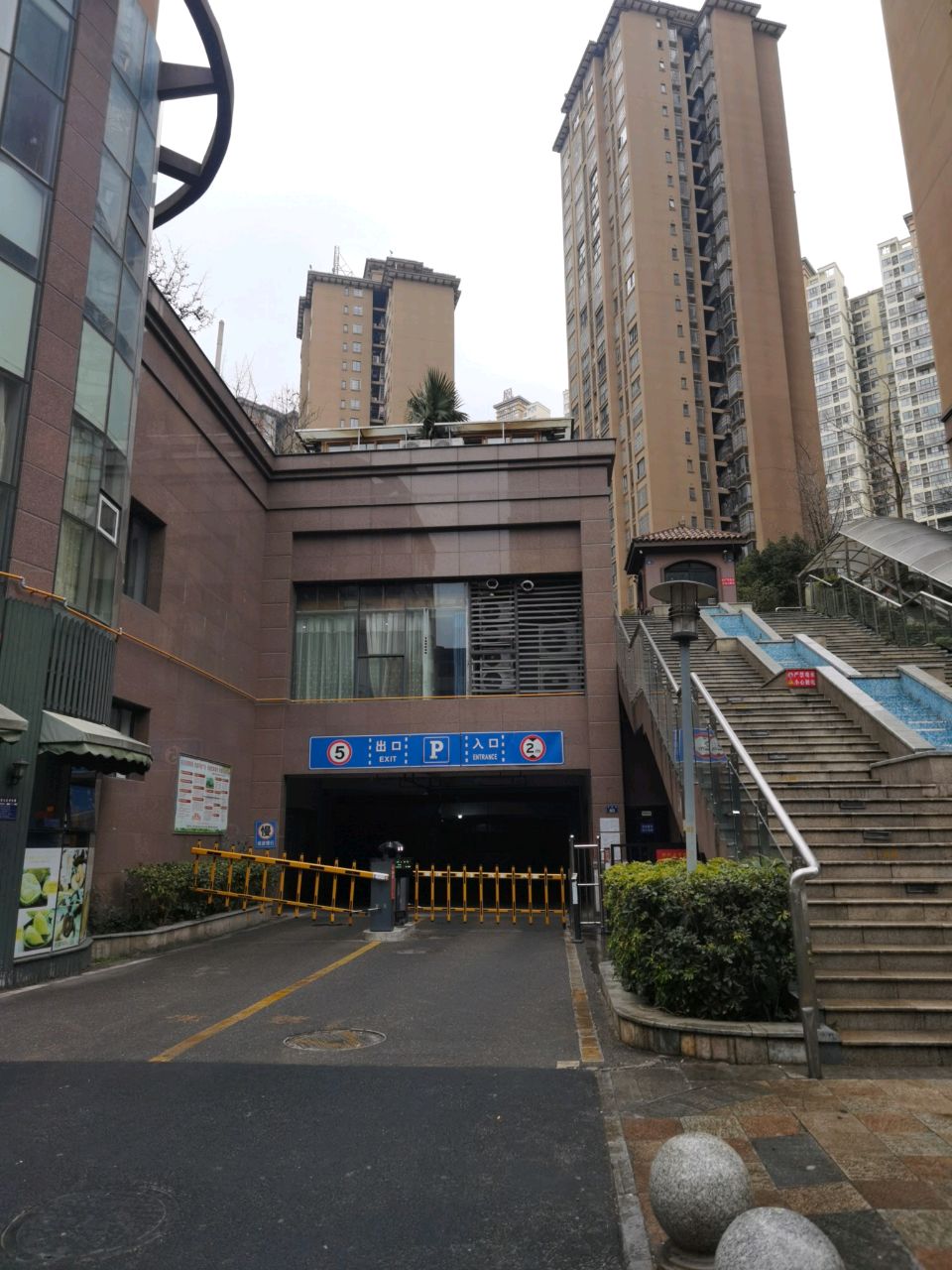 凤琴岚湾停车场-出入口