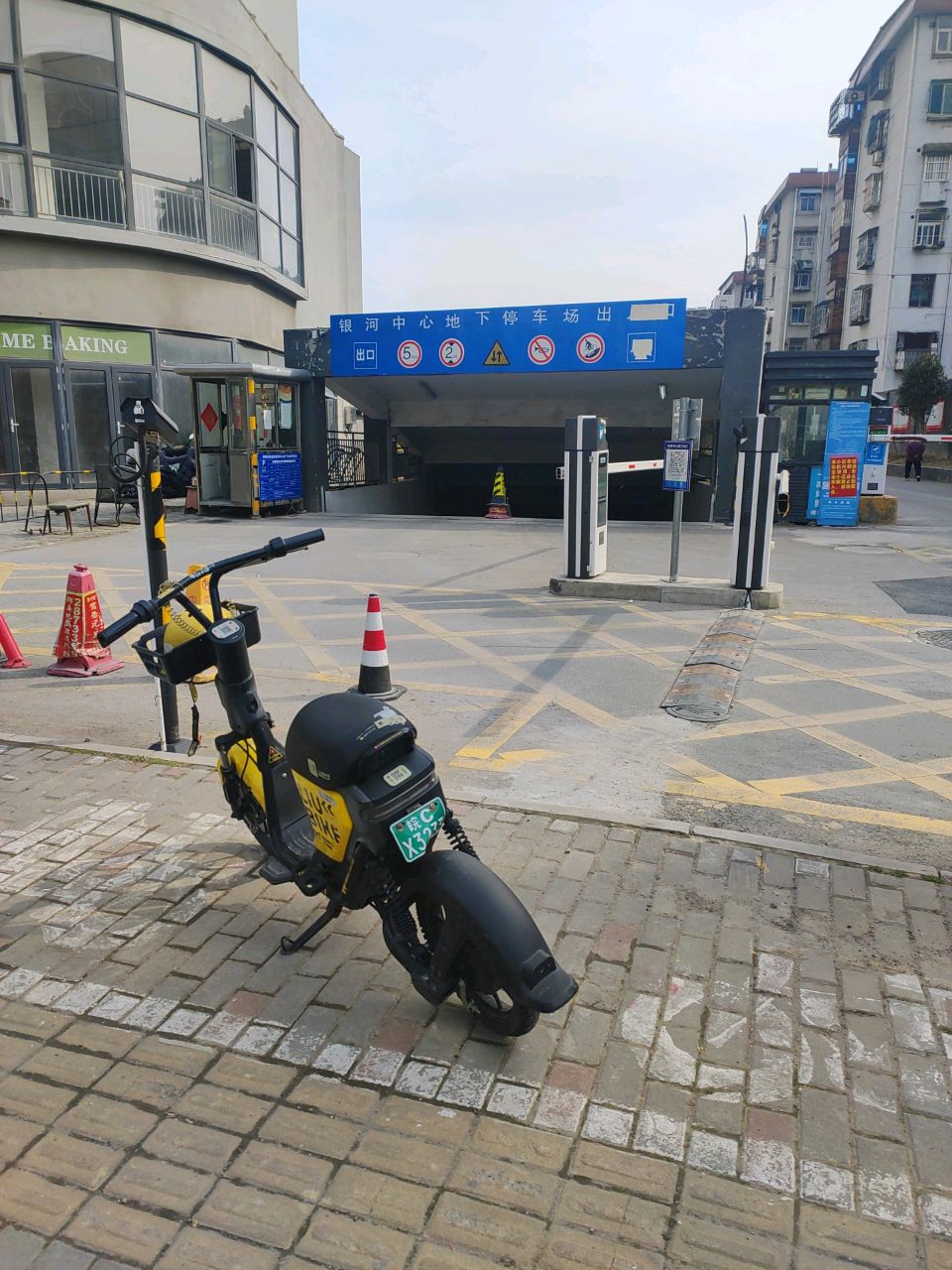 银河中心停车场-出入口