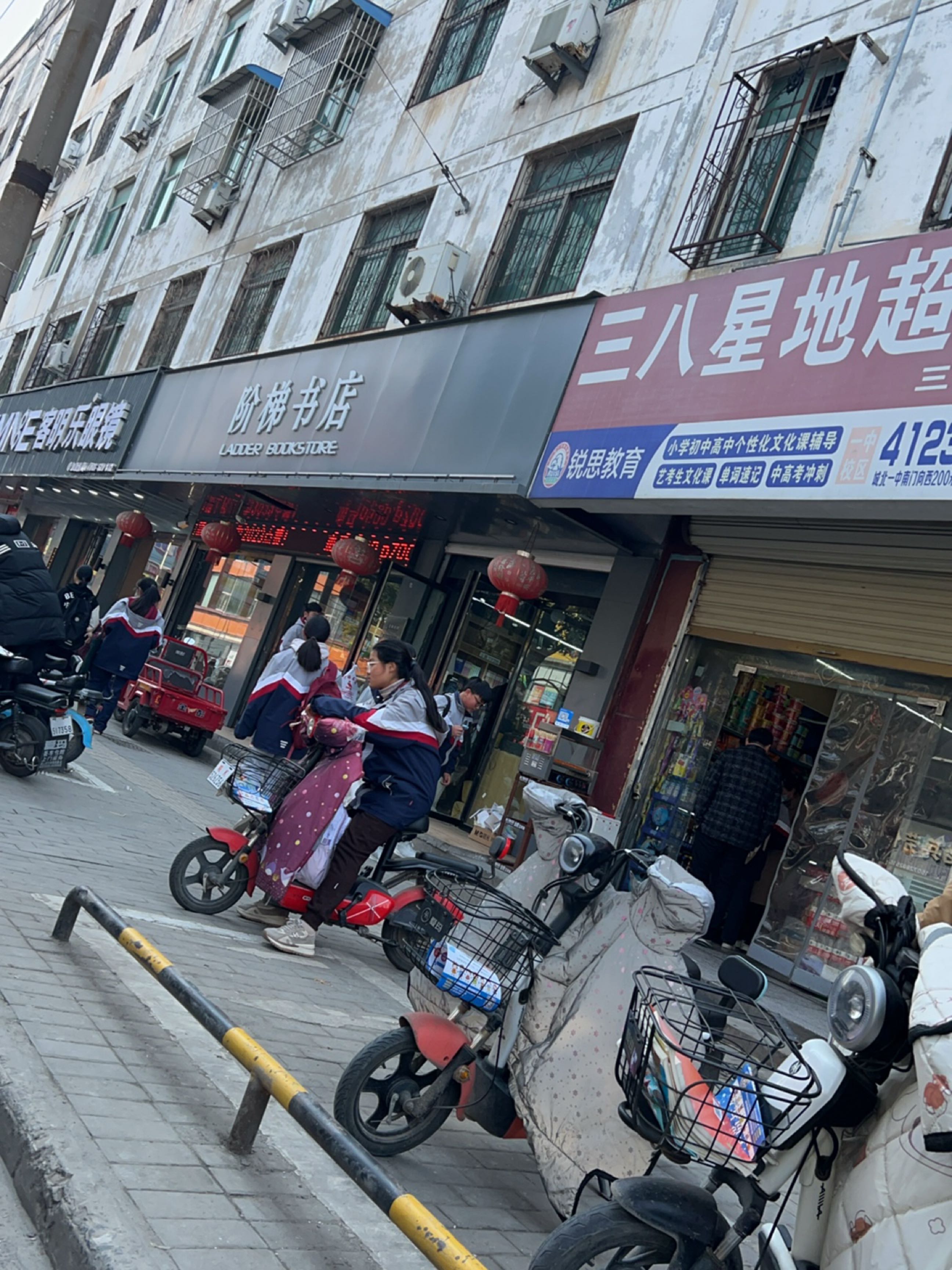 客明乐眼睛