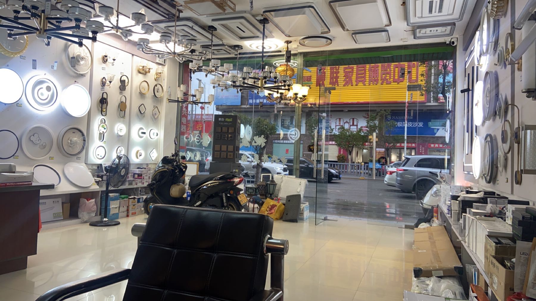 龙辉灯饰商场