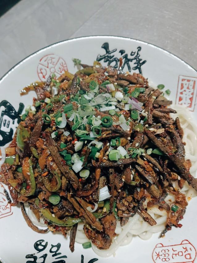 琴娃麻辣肝拌面