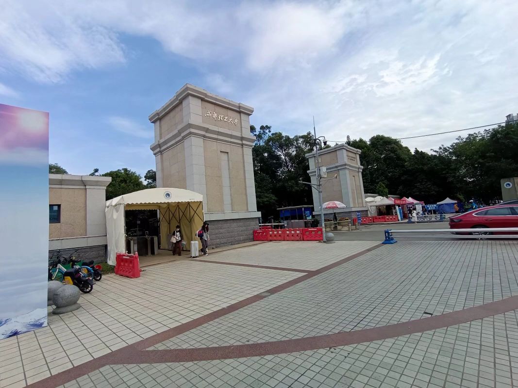 成都理工大学-西门