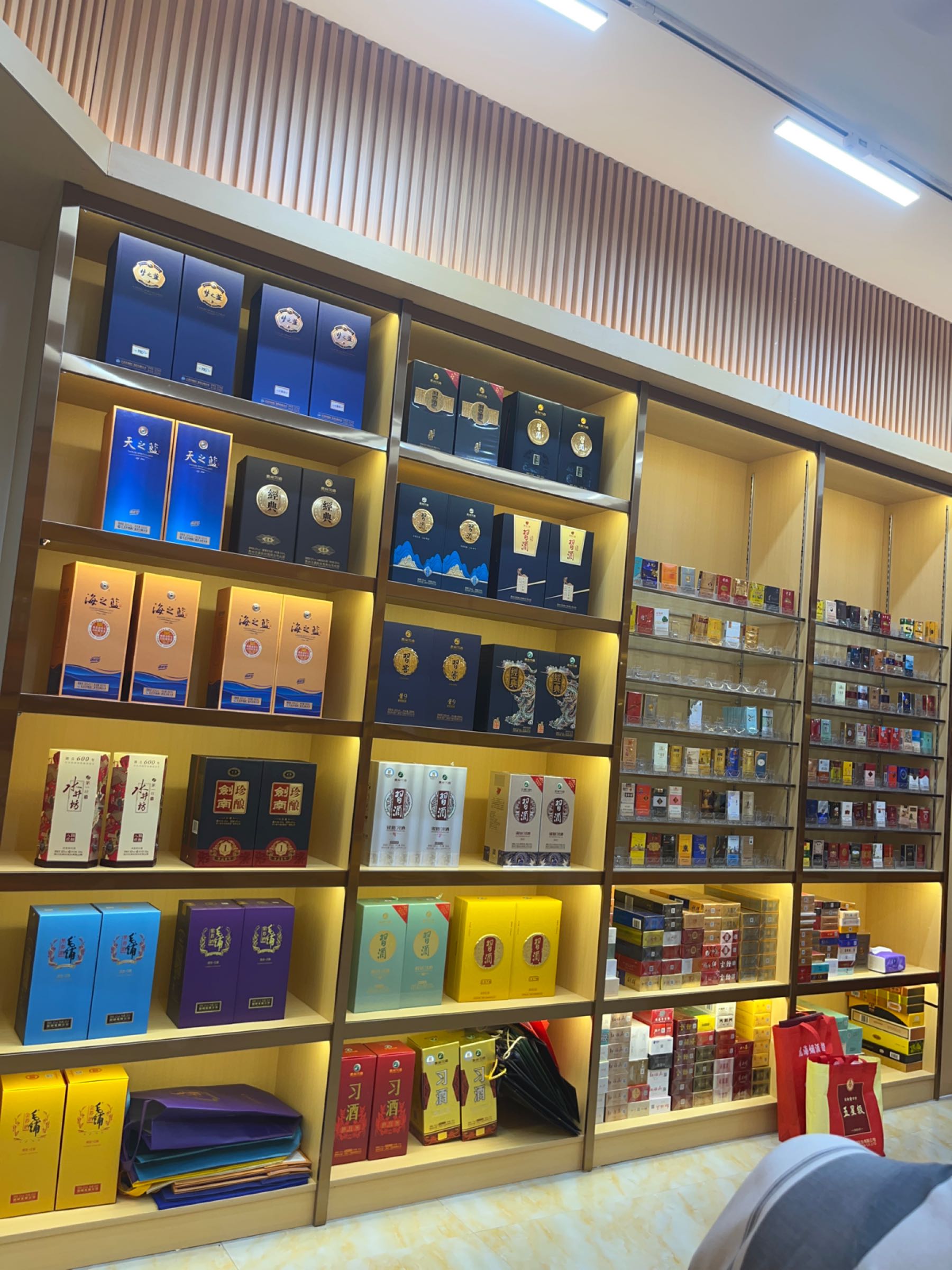 海南霖盛达商贸有限公司·高价回收烟酒·高档礼品