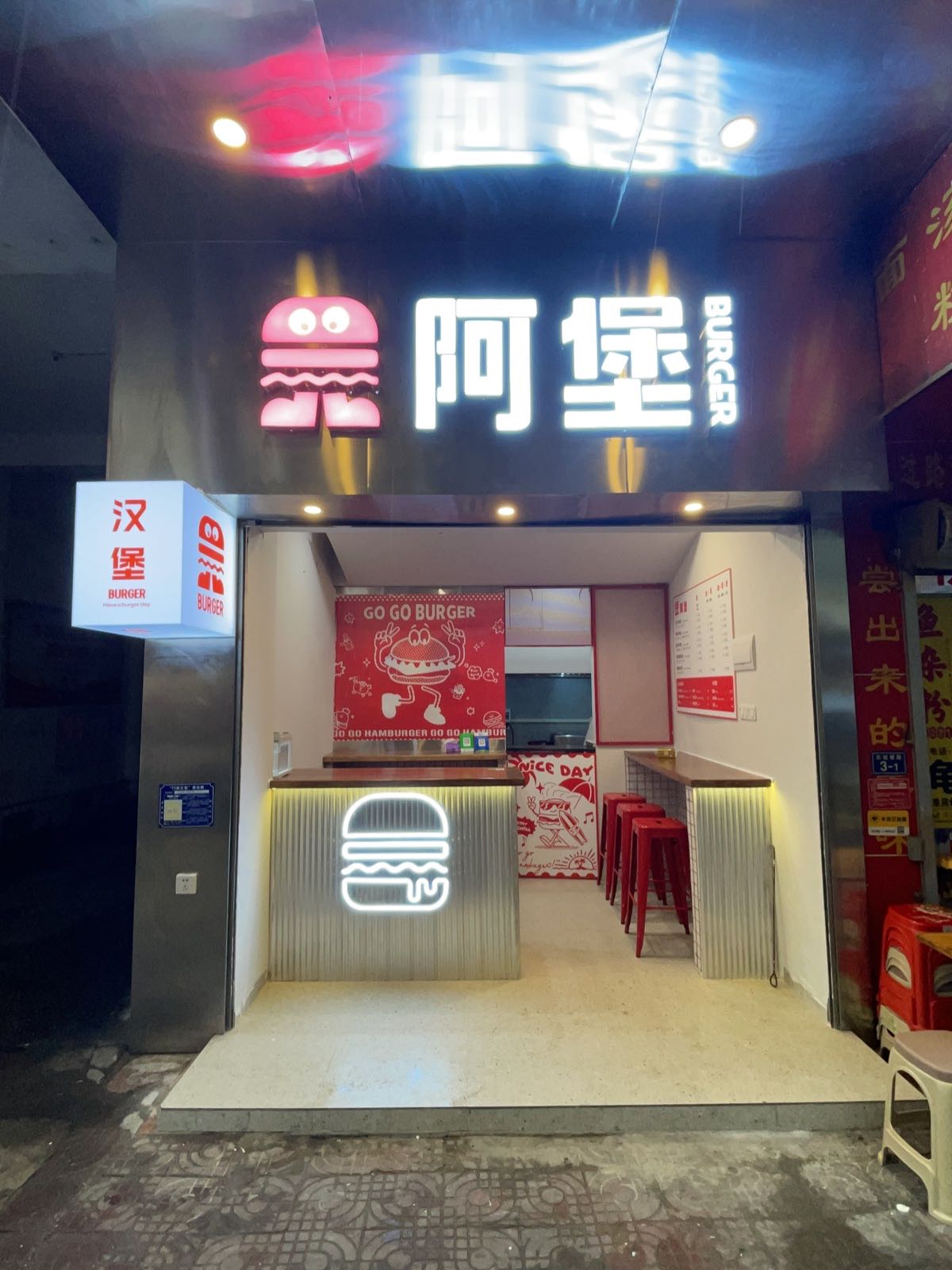 璨倬阿堡撞汉堡店