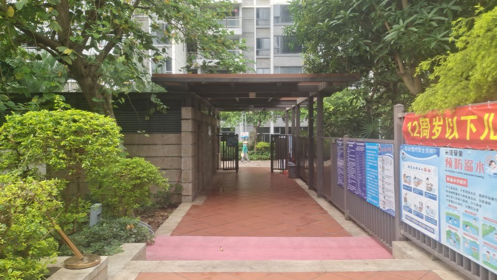 星尚名玥花园游泳池