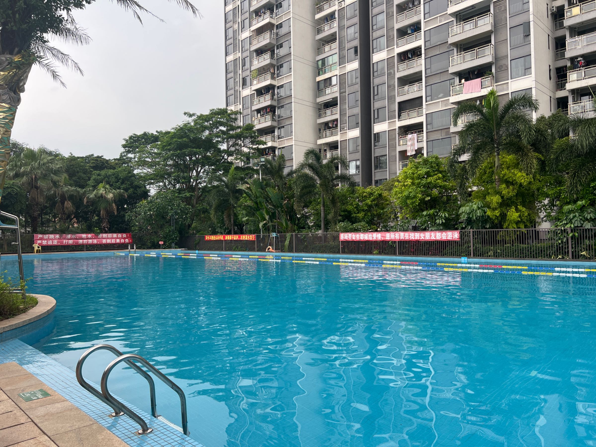 星尚名玥花园游泳池