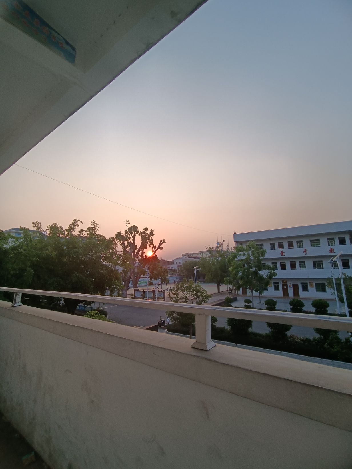 东方市感城中学