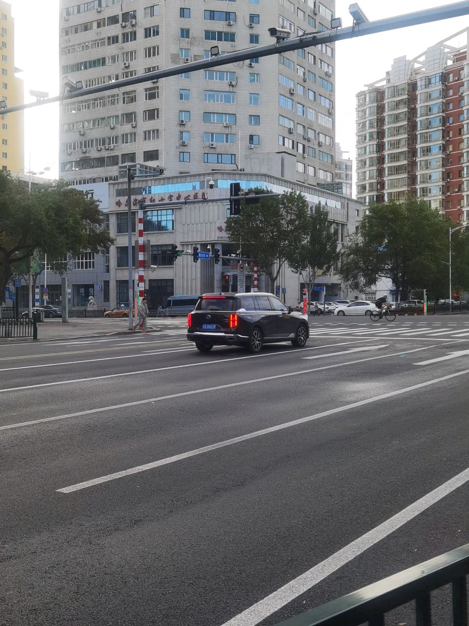 哈尔滨市红十字中心医院职工专用地上停车场-出入口
