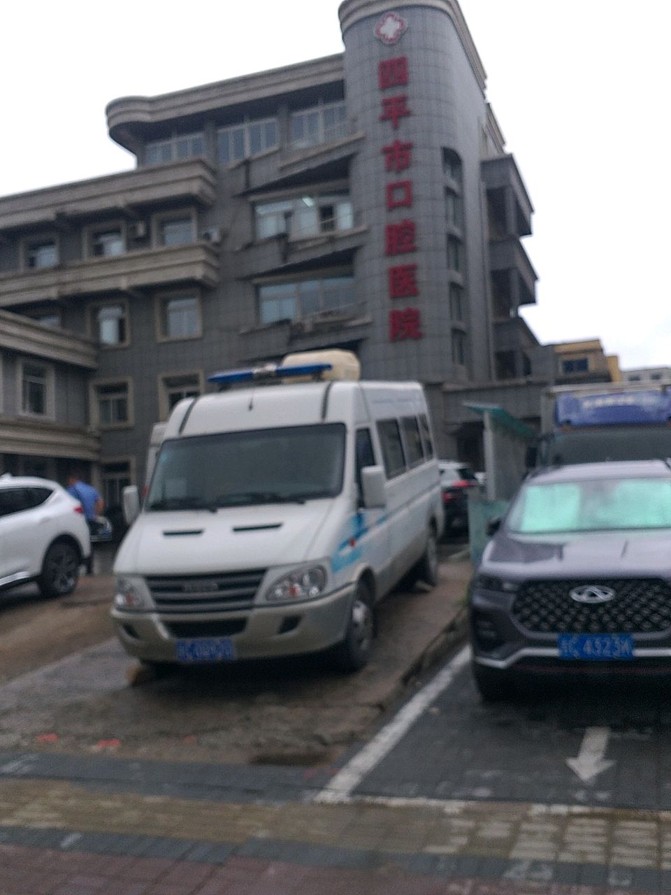 四平市口腔医院停车场-出入口