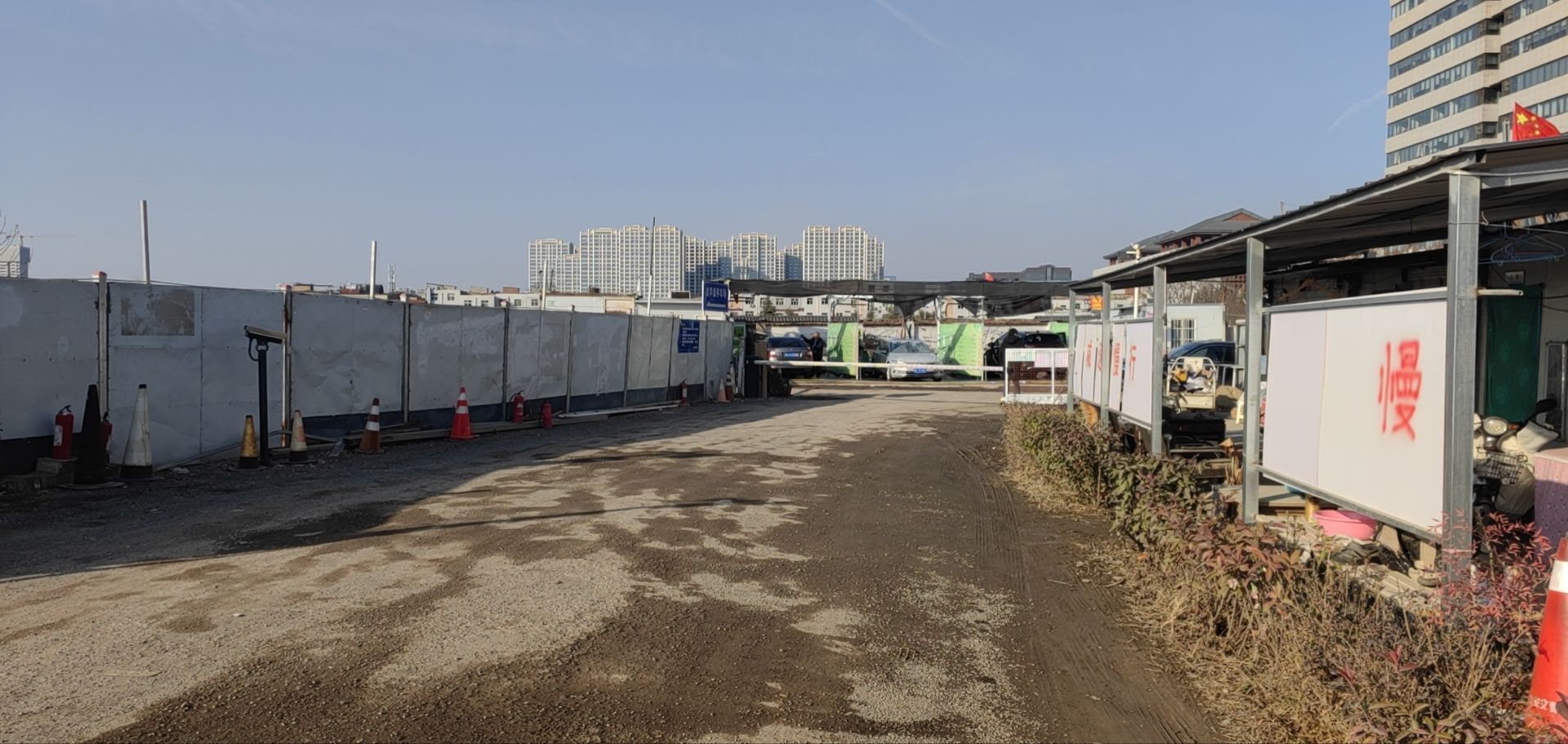 西安市龙华盛停车场-出入口