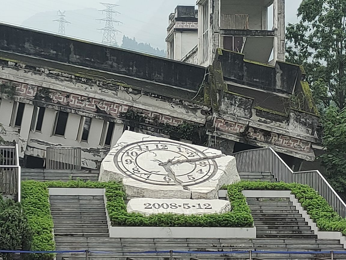 四川汶川特大地震漩口中学遗址-南门